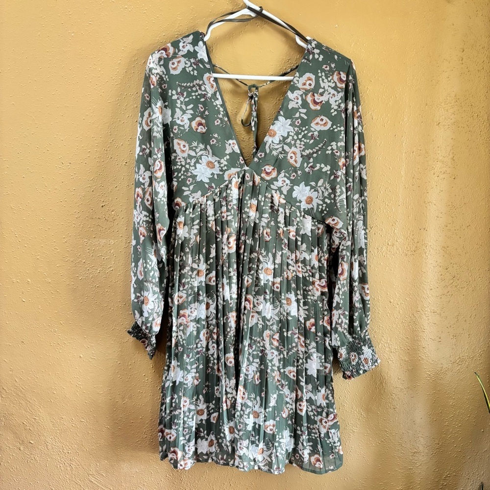 She + Sky Olivia Dress Olive Floral Pleated Mini V-Neck Open Back NWT Large